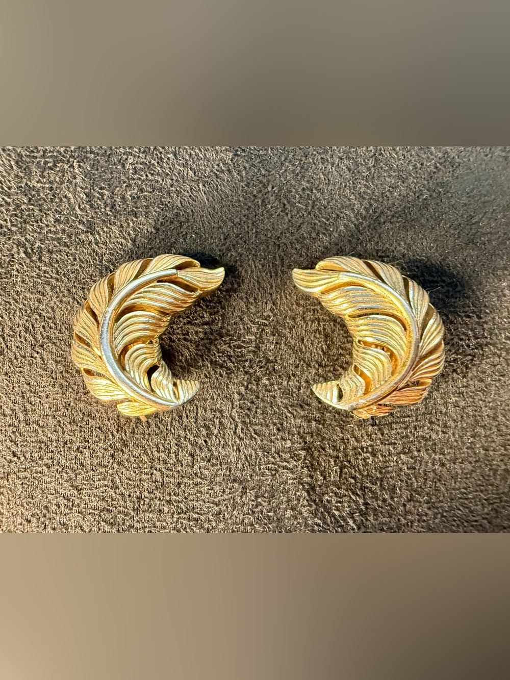 Vintage Signed Crown Trifari Gold Tone Leaf Clip On Earrings